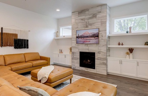 West Valley House | Boise's Hidden Gem! Cute 4 bed / 2.5 bath in a safe and central location.