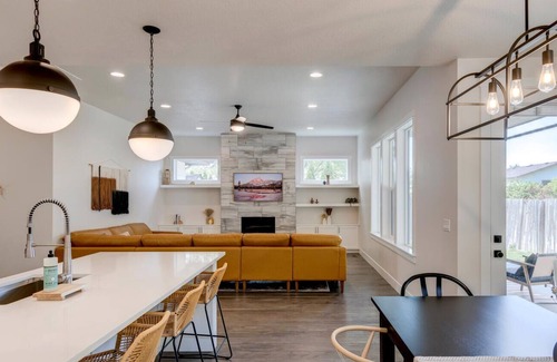 West Valley House | Boise's Hidden Gem! Cute 4 bed / 2.5 bath in a safe and central location.
