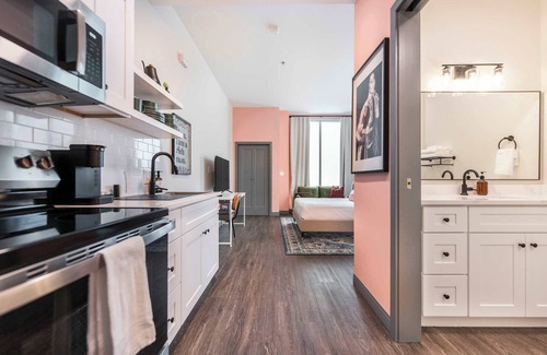 Macon Apartment | Bold Cher Inspired Stay Walk Score 63 Near Downtown