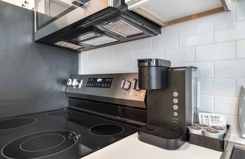 Macon Apartment | Bold Cher Inspired Stay Walk Score 63 Near Downtown