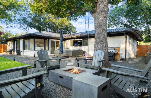 Westgate House | Bold MidMod 4BR 3BA Near SoCo w Private Pet-Friendly Yard and EV by Austin Vacay