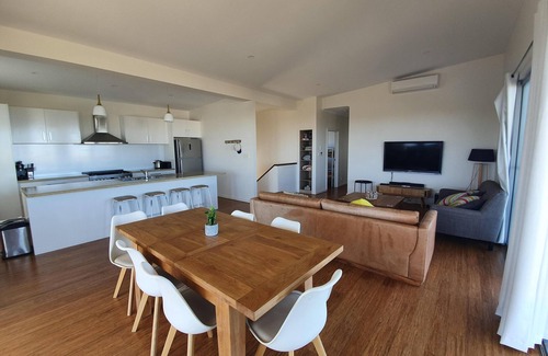 Warrenben House | Bombora - Modern House with Sea views right next to Penguin Point Reserve
