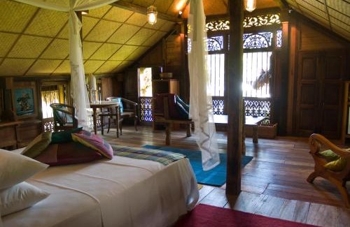 Kampung Kedawang Villa | Bon Ton Antique Wooden Villas