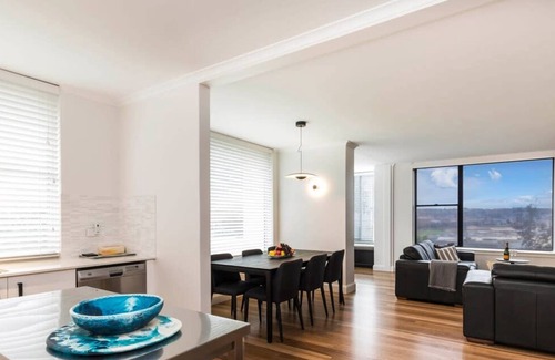 Bondi Beach Apartment | Bondi Beachside Apartment: 3 Bedrooms & Parking