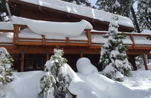Chamberlands House | Book 2025-26 three-month ski lease today! Driveway snow plow included! Dog ok!