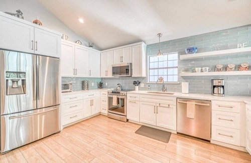 Kingsland House | Book 3, get 1 night free Aug-Oct - CRR Lakefront LBJ + Spa + Dock + Boat Lift