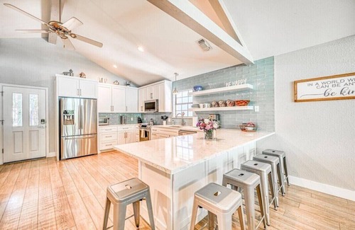 Kingsland House | Book 3, get 1 night free Aug-Oct - CRR Lakefront LBJ + Spa + Dock + Boat Lift