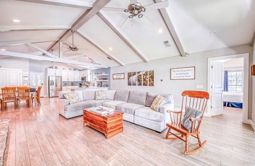 Kingsland House | Book 3, get 1 night free Aug-Oct - CRR Lakefront LBJ + Spa + Dock + Boat Lift