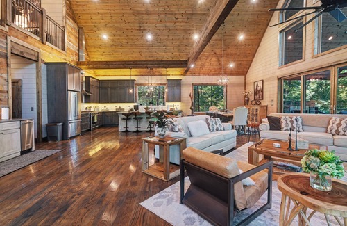 Hochatown Cabin | Book 3 Nights- 4th Free Night- A Luxury 4 Bedroom