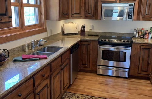 Cullowhee House | BOOK HOLIDAYS AND 2026 SEASON! Relax in the Mountains, Fireplaces & Waterfalls