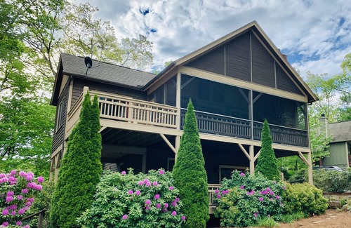 Cullowhee House | BOOK HOLIDAYS AND 2026 SEASON! Relax in the Mountains, Fireplaces & Waterfalls