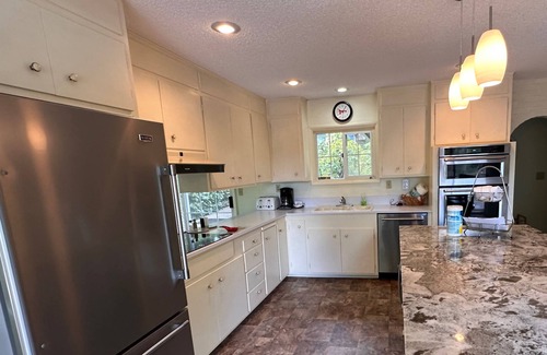 Maple Heights-Lake Desire House | Book now for 2026 World Cup - Private no stairs house 5 watercraft hiking trails