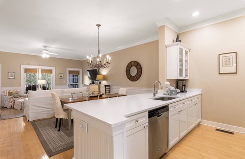 Watercolor Condo | Book Today for a Fall Getaway! Park District - Park View! 3 Adult Bikes! Central