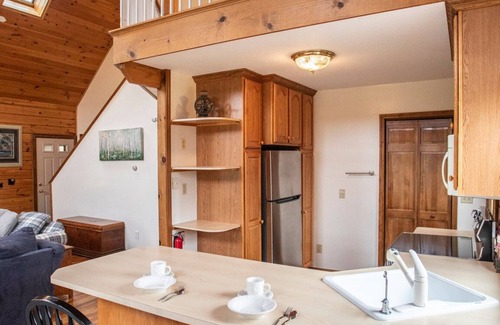 Ellicottville Cabin | Book your SKI trip. 3 bed 2 bath Cabin 7 min to EVL Family Friendly/Fireplace