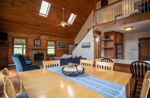 Ellicottville Cabin | Book your SKI trip. 3 bed 2 bath Cabin 7 min to EVL Family Friendly/Fireplace