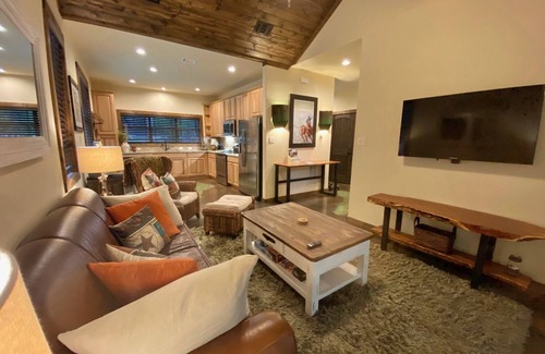 Canyon Lake Cottage | BOOK YOUR SUMMER FUNCATION NOW!Fawn Creek~kayaks~Boat ramp 1~Fire pit- SLEEPS 6