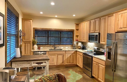 Canyon Lake Cottage | BOOK YOUR SUMMER FUNCATION NOW!Fawn Creek~kayaks~Boat ramp 1~Fire pit- SLEEPS 6