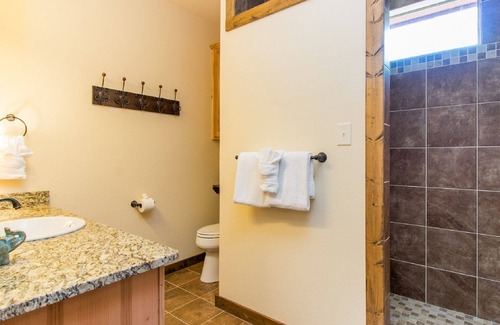 Canyon Lake Cottage | BOOK YOUR SUMMER FUNCATION NOW!Fawn Creek~kayaks~Boat ramp 1~Fire pit- SLEEPS 6