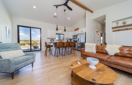 Grand Junction House | Bookcliff Retreat: Barnhouse & Modern Farmhouse on 13 Acres With Hot Tub