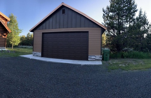 Donnelly Cabin | Borders Forest, Radiant heat, Mtn Views, WiFi, EV charger