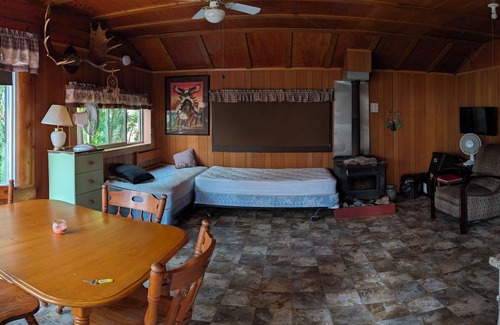 The Pas Cabin | Boreal Owl: A cozy 1-bedroom lakefront cabin at Clearwater Lake