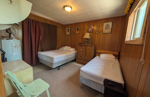 The Pas Cabin | Boreal Owl: A cozy 1-bedroom lakefront cabin at Clearwater Lake