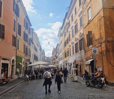Rione XIV Borgo Apartment | Borgo Pio 182 Vatican Suite