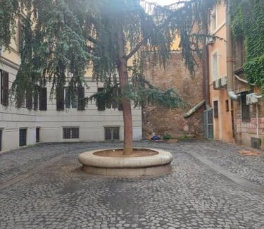 Rione XIV Borgo Apartment | Borgo Pio 182 Vatican Suite