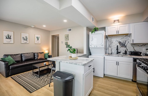 Downtown Memphis Apartment | Botanic KING suite in downtown with FREE PARKING