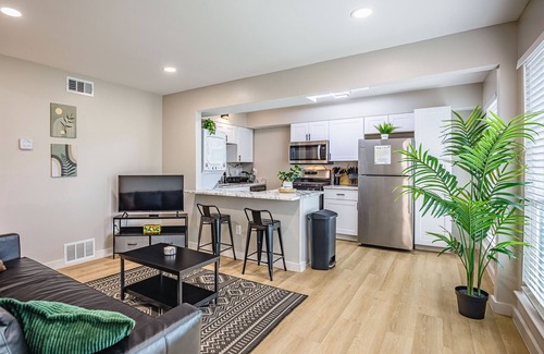 Downtown Memphis Apartment | Botanic KING suite in downtown with FREE PARKING