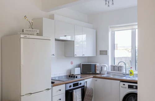 Swindon Apartment | Botanica convenient centre stay free parking/2 private gardens