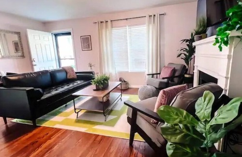 Huntington House | Botanical Bungalow Deck, gas grill & fireplace!