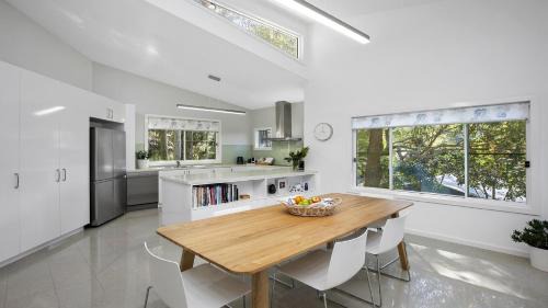 Wagstaffe House | Bouddi Bush Retreat with Bay Views