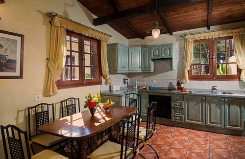 El Rincon Cottage | Bougainvillea Cottage - Tenerife Self Catering - La Bodega (king bed) with pool