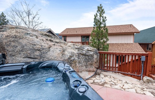 Big Bear Lake Ski Chalet | Boulder Bay Chalet Lakefront - Luxury Lakefront, Hot Tub, Pool Table, Foosball, Ping Pong, Lake View