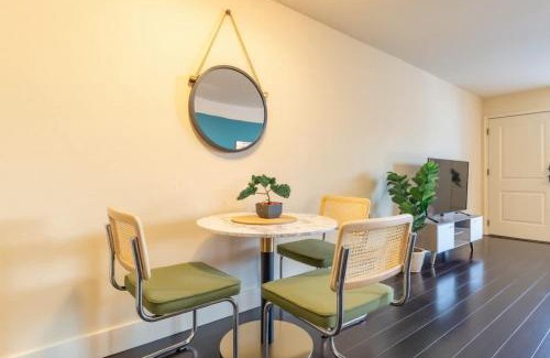 Riverside Apartment | Boulevard Stays 8 mins to Downtown King Bed Pool Parking Gym 01