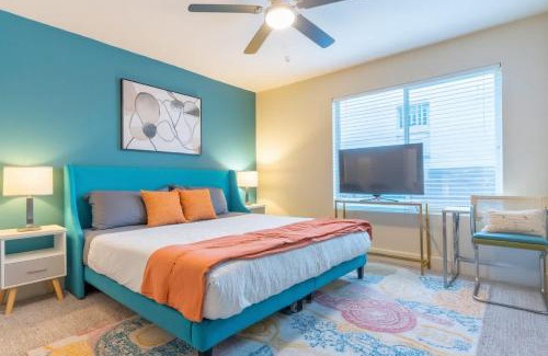 Riverside Apartment | Boulevard Stays 8 mins to Downtown King Bed Pool Parking Gym 01