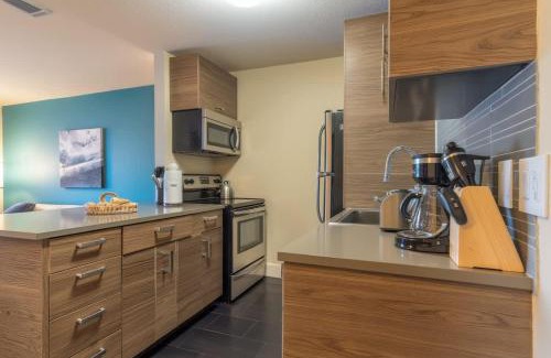 Riverside Apartment | Boulevard Stays 8 mins to Downtown King Bed Pool Parking Gym 01