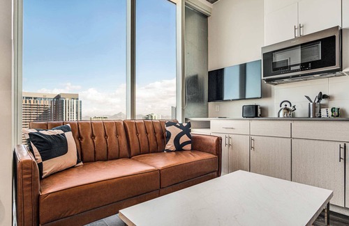 Downtown Phoenix Apartment | Boulevard Stays Highrise STU Sky Pool, Parking, Gym 24