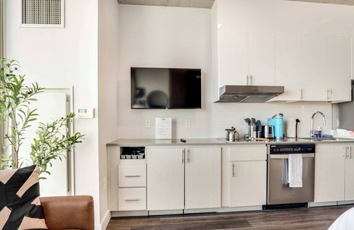 Downtown Phoenix Apartment | Boulevard Stays Highrise STU Sky Pool, Parking, Gym 28