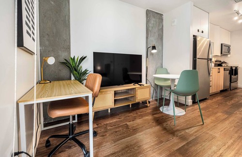 Garfield Apartment | Boulevard Stays Modern Highrise STU Sky Pool, Parking, Gym 09