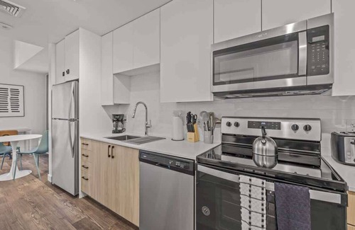 Garfield Apartment | Boulevard Stays Modern Highrise STU Sky Pool, Parking, Gym 09