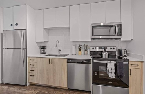 Garfield Apartment | Boulevard Stays Modern Highrise STU Sky Pool, Parking, Gym 09