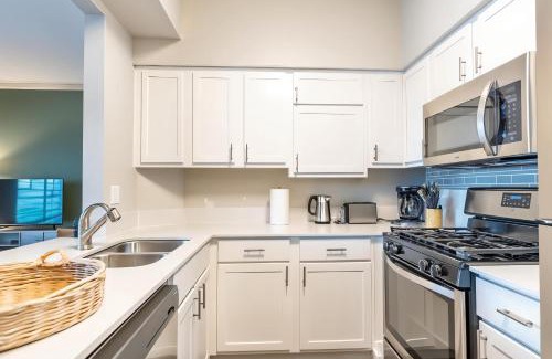 Willow Run Apartment | Boulevard Stays Relaxing King Suite 1BR with Pool Gym & Parking