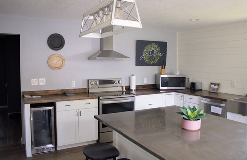 Fidelity House | Bountiful Cabin + Hot Tub