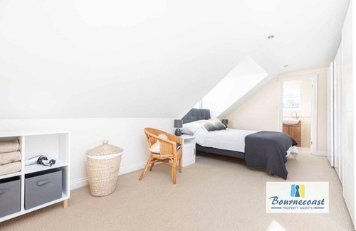 Christchurch House | BOURNECOAST: PET FRIENDLY CHALET BUNGALOW NEAR RIVER STOUR WITH GARDEN - HB8550