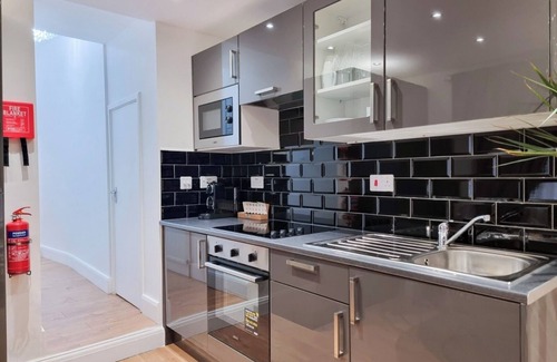 Peckham Rye Apartment | Boutique 2-bedroom flat in London, Dulwich with private parking.