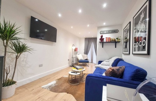 Peckham Rye Apartment | Boutique 2-bedroom flat in London, Dulwich with private parking.