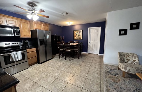 Highland Garden Villa | Boutique 2b/1b 5 Min to the beach, Netflix, W/D, Gated, Walk to restaurants