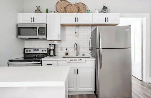 Uptown Historic District Condo | Boutique Artsy Well Lit Retro & Trendy Uptown Tranquility